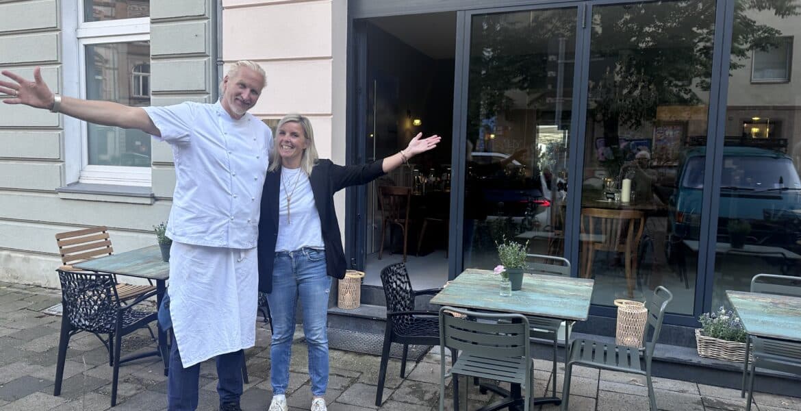 Dave und Inken Hänsel vor ihrem Restaurant Otto & Engel in Düsseldorf-Flingern